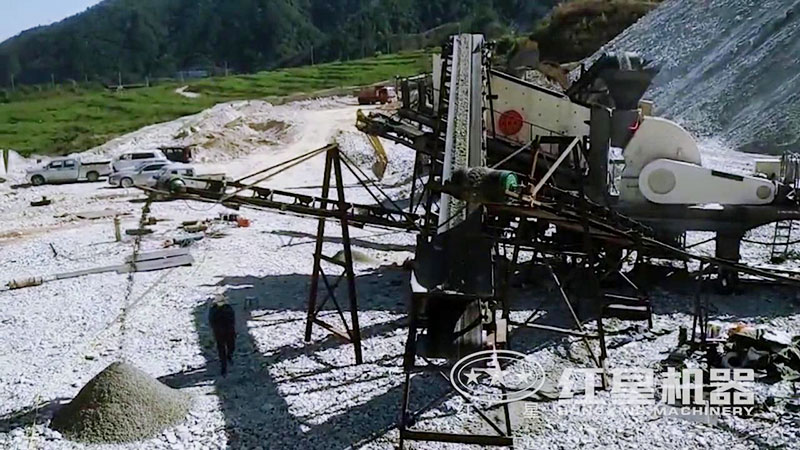 山东济宁时产300吨移动锤式破碎机生产线现场视频