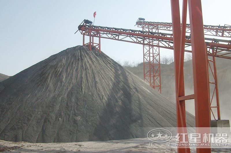 经专业磨砂机生产的大量沙子