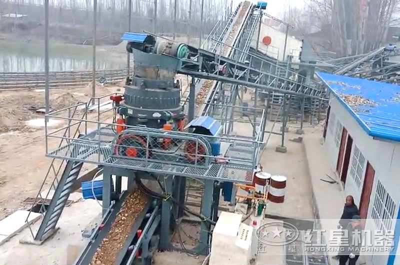 鹅卵石圆锥破碎机工作现场图片