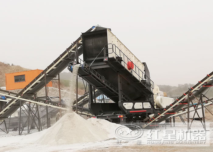 设备作业在河南郑州一砂石厂