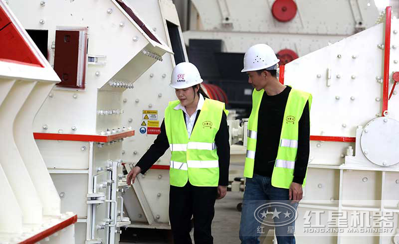江苏泰州用户来厂考察粉石子机设备