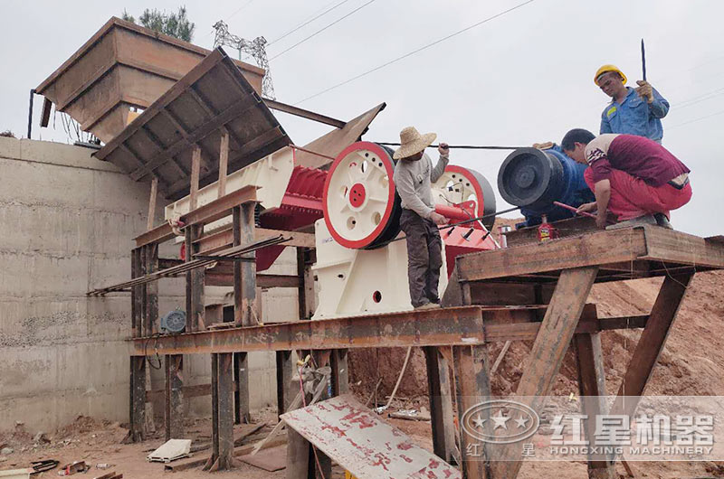 陶瓷破碎设备安装搭建现场